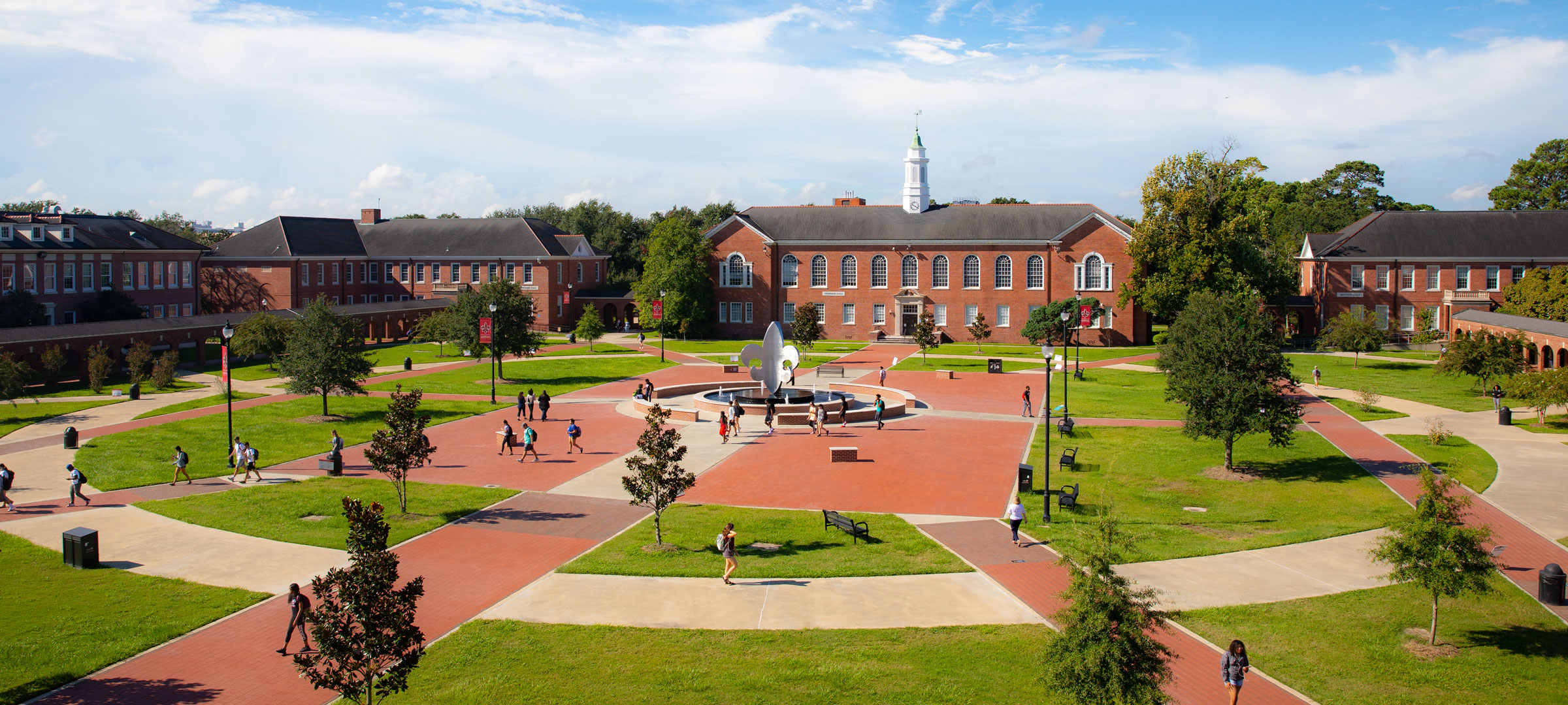 Aerial view of the University of Louisiana at 69传媒 Quad with the fleur de lis statue and sidewalks