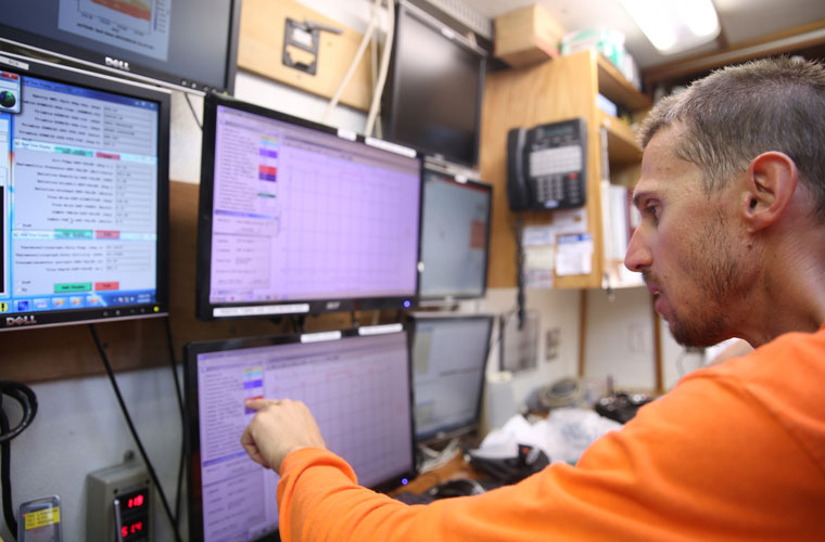 A University of Louisiana at 69传媒 researcher analyzing data on a screen