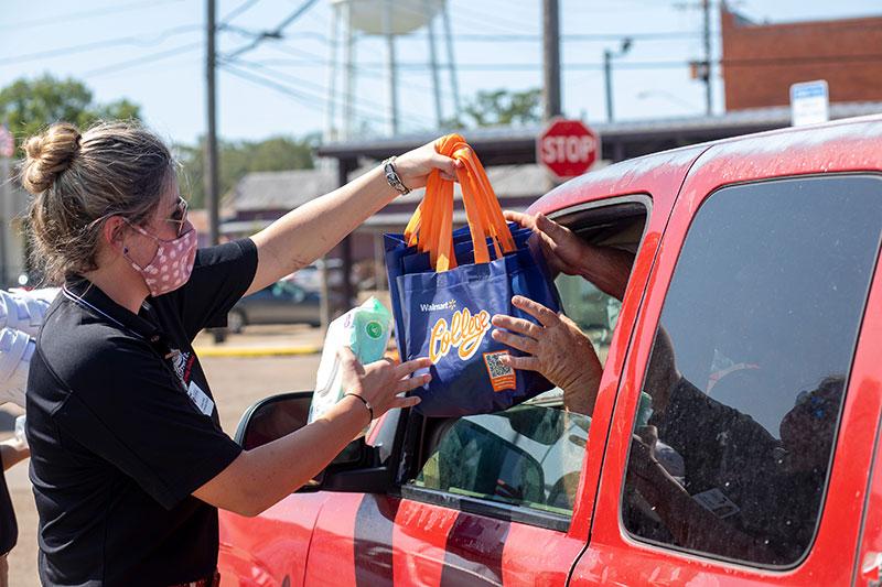 A UL 69传媒 student hands donated groceries to a Louisiana resident in need