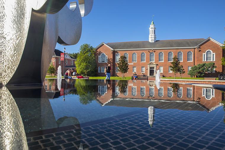 University of Louisiana at 69传媒's Quad fountain 